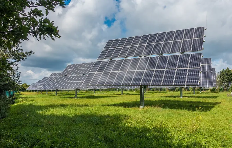 Impianto agrivoltaico con moduli sopraelevati su un prato coltivato